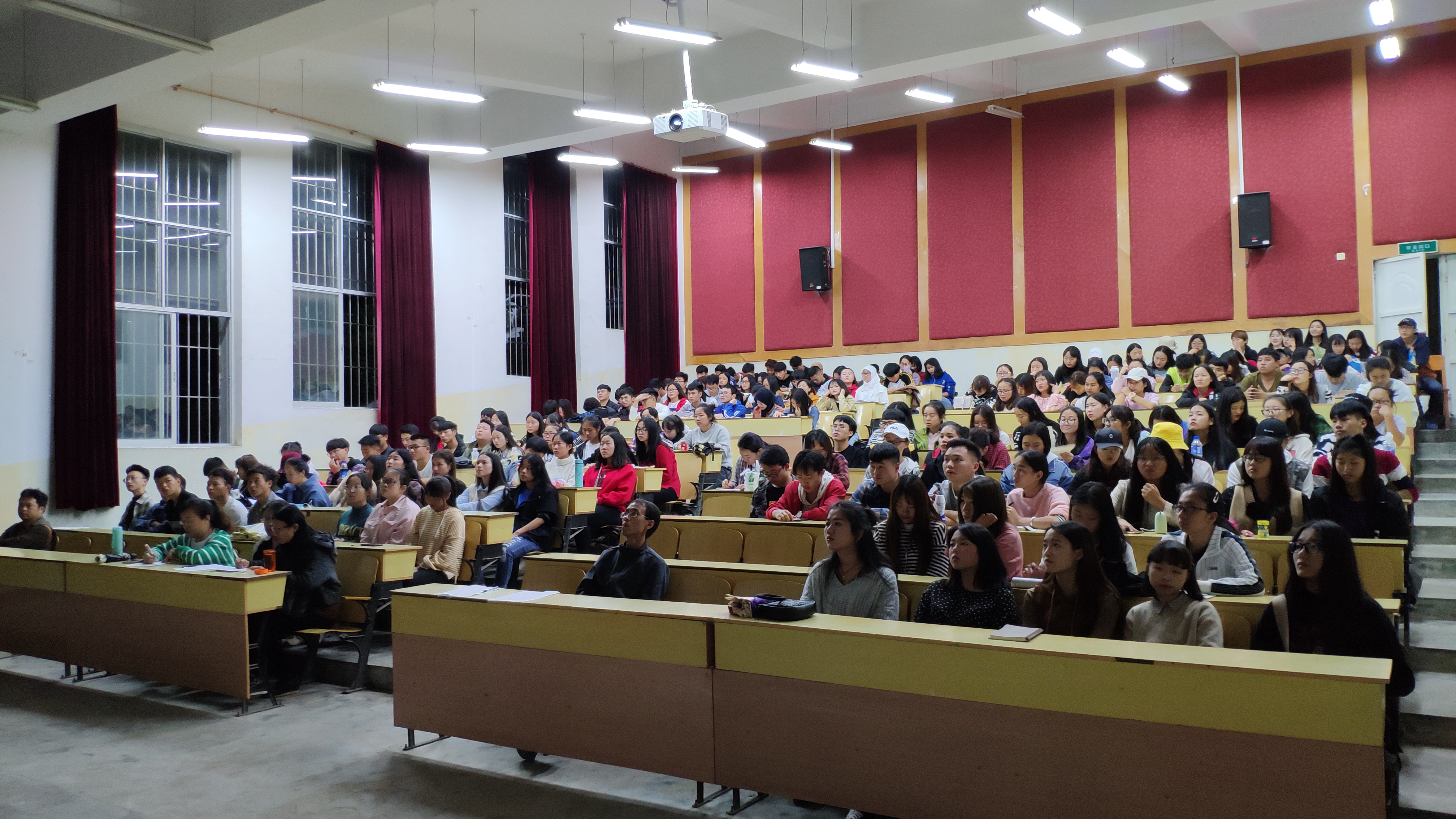 组织全院师生听字艳芬老师赴敦煌考察学习汇报讲座---走近敦煌