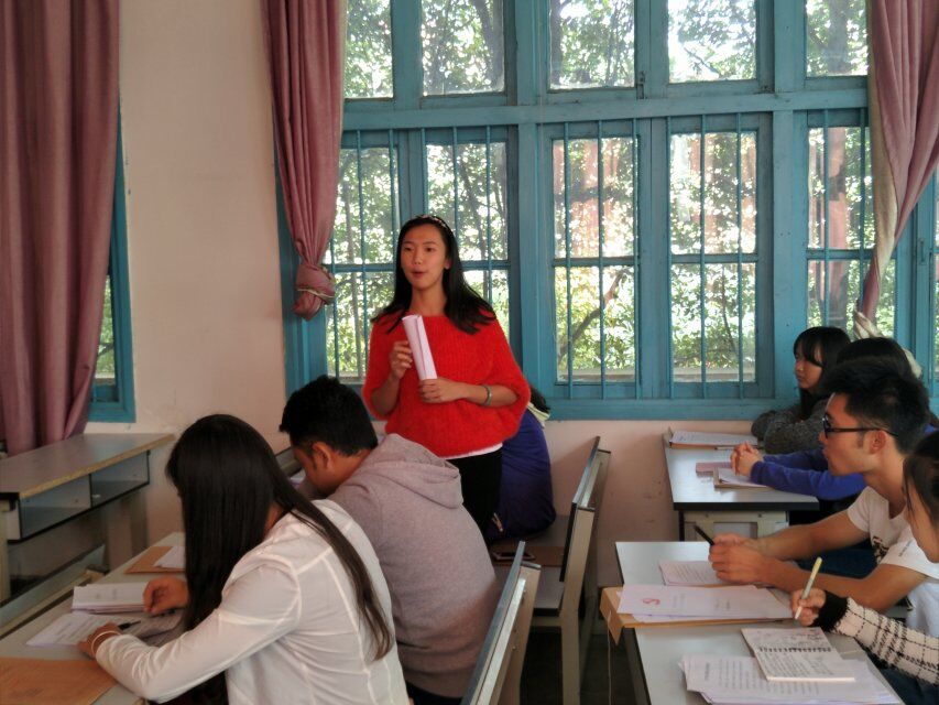 学生在做思想报告